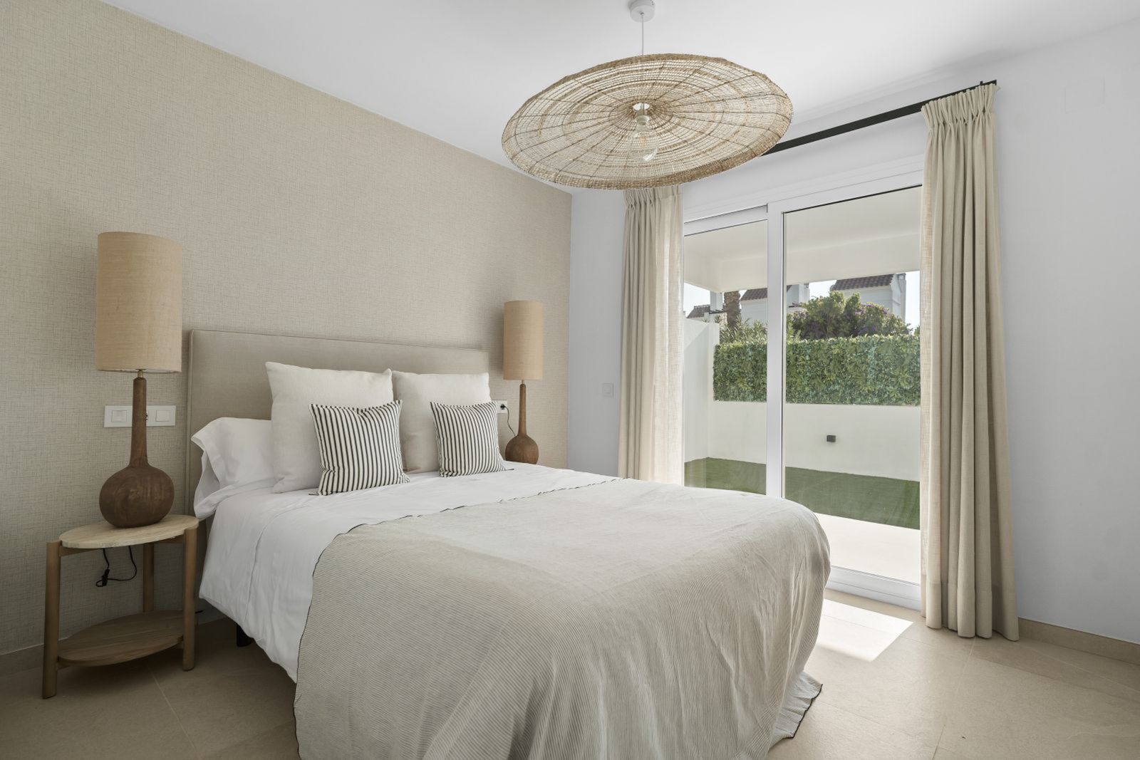 Nowoczesna sypialnia z dostępem do ogrodu i jasnym wnętrzem.